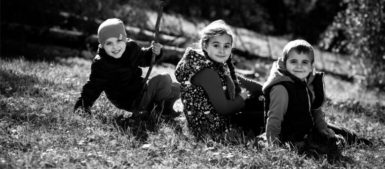 Gyermek-, családi és portré fotózás Kaposváron Természetes hangulatú fotók szabadban vagy otthonos környezetben, Kaposváron és környékén A beltéri fotózás nem klasszikus stúdióban, hanem egy nyugodt, otthonos térben történik, ami különösen ideális gyermekek és családok számára.